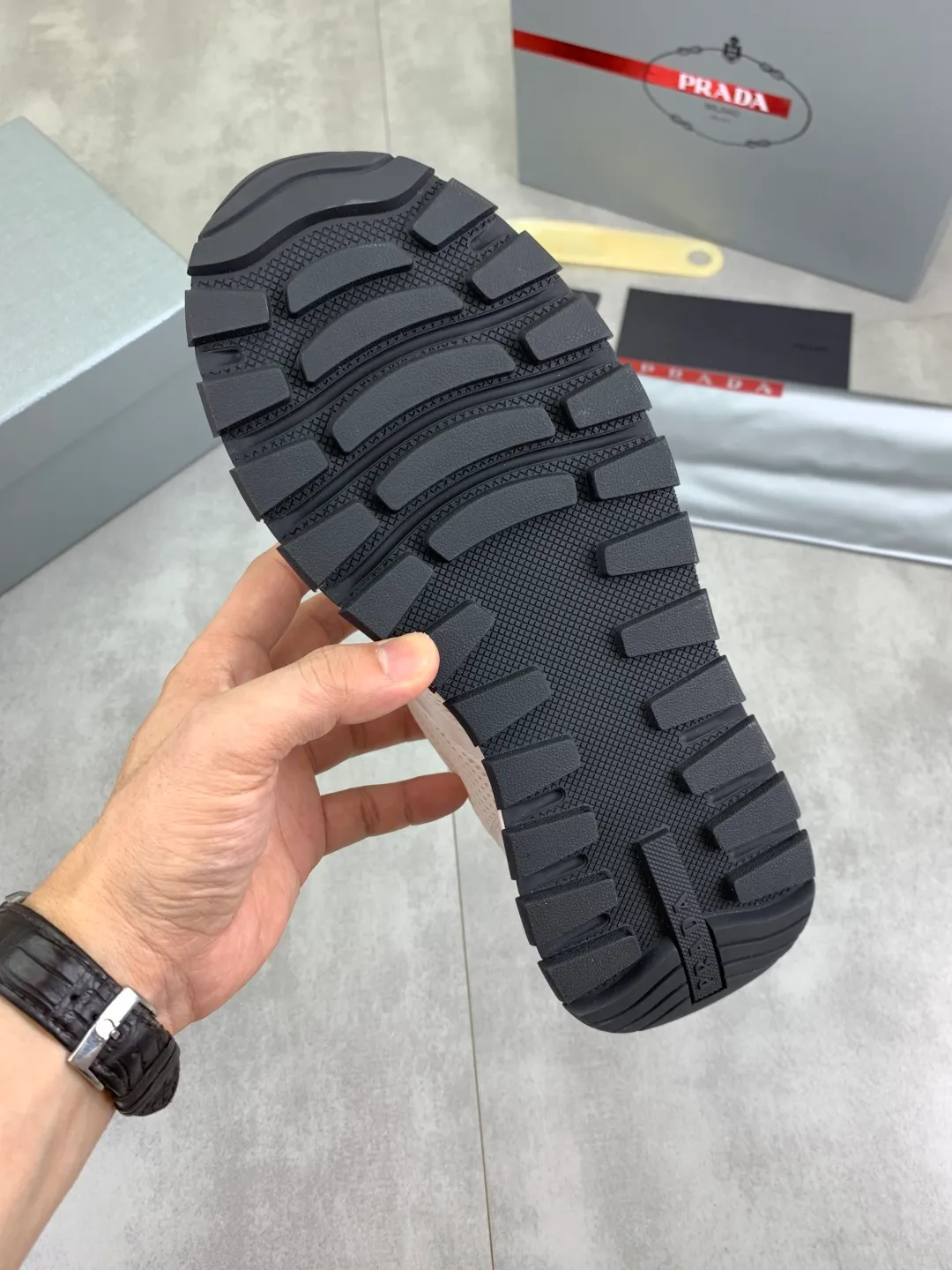 Men's Men's Shoes 💰P560 💰【New Style】 The latest model of high-quality PRADA classic men's shoes has been launched on the official website at a 1:1 replica, synchronized in Hong Kong and on the same catwalk; all made of calfskin➕imported cowhide lining, 🍡🍡original rubber outsole, non-slip and wear-resistant; comfortable on the feet, attractive style, fine workmanship, and simple and neat shoe lasts, highlighting a man's courage and toughness, 👍size 38 to 44 (45 can be customized) black White color🉑️choose